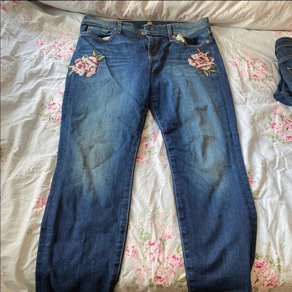 Saks fifth avenue blue skinny Jeans w/ pink roses